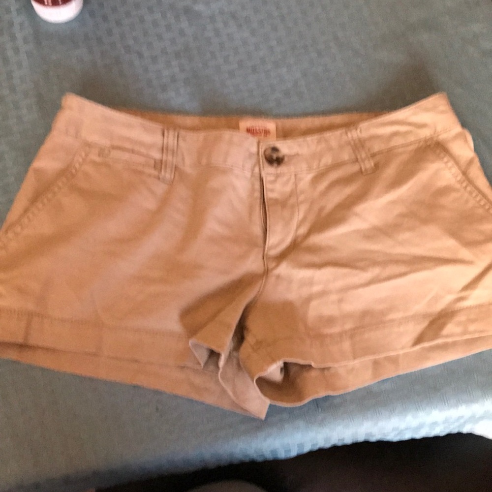 Short tan size7 fit 6 shorts